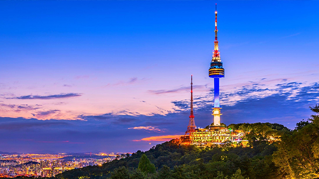 หอคอยเอ็นโซล หรือ นัมซานทาวเวอร์ (Namsan Tower) แลนด์มาร์กสำคัญแห่งกรุงโซล ตั้งอยู่บนภูเขานัมซาน ที่มีความสูง 236 เมตร เปิดให้บริการมาตั้งแต่ปี ค.ศ. 1980 เป็นจุดชมวิวที่มองเห็นได้ทั่วทั้งเมืองแบบพาโนราม่า 360 องศา ชมวิวทิวทัศน์อันสวยงามได้ทั้งช่วงเวลากลางวันและกลางคืน นอกจากนั้นที่นี่ยังถูกยกย่องให้เป็นหนึ่งในทาวเวอร์ที่วิวสวยที่สุดในเอเชีย ถ้าใครควงคู่มากับหวานใจ อย่าลืมชวนกันไปคล้องกุญแจคู่รัก Love Key Ceremony ด้วยความเชื่อว่าคู่ไหนที่มาคล้องกุญแจที่นี่จะมีความรักยืนยาวไปตลอดกาล นอกจากนี้ภายในทาวเวอร์ยังมี พิพิธภัณฑ์เท็ดดี้แบร์ (Teddy Bear Museum) เอาใจคนรักน้องหมีให้ฟิลกันแบบเต็มพิกัด